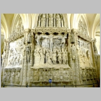 Catedral de Burgos, photo Martpan, Wikipedia, Relieves de la girola (s. xvi).jpg